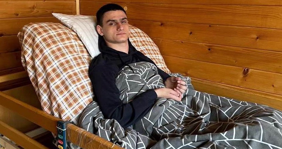 Защитник Мариуполя Дианов передал почти 2 млн грн на лечение тяжелораненного бойца
