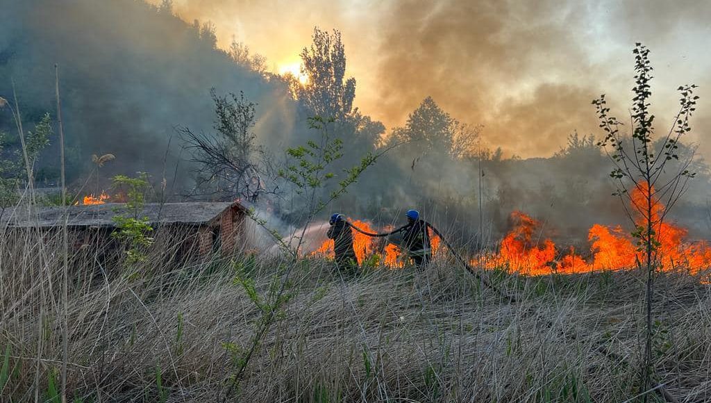 Протягом минулої доби рятувальники Донеччини ліквідували 15 пожеж на території області, 4 - через обстріли