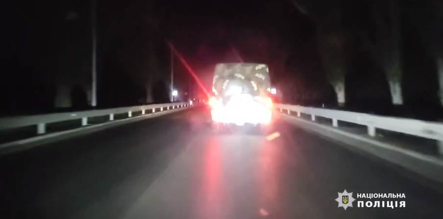 Евакуація у темряві: з селища Хромове Донецької області поліцейські вивезли останню дитину: відео