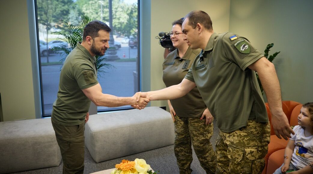 Зеленский пообщался с семьей защитников Мариуполя, которые пережили плен и депортацию дочери в рф