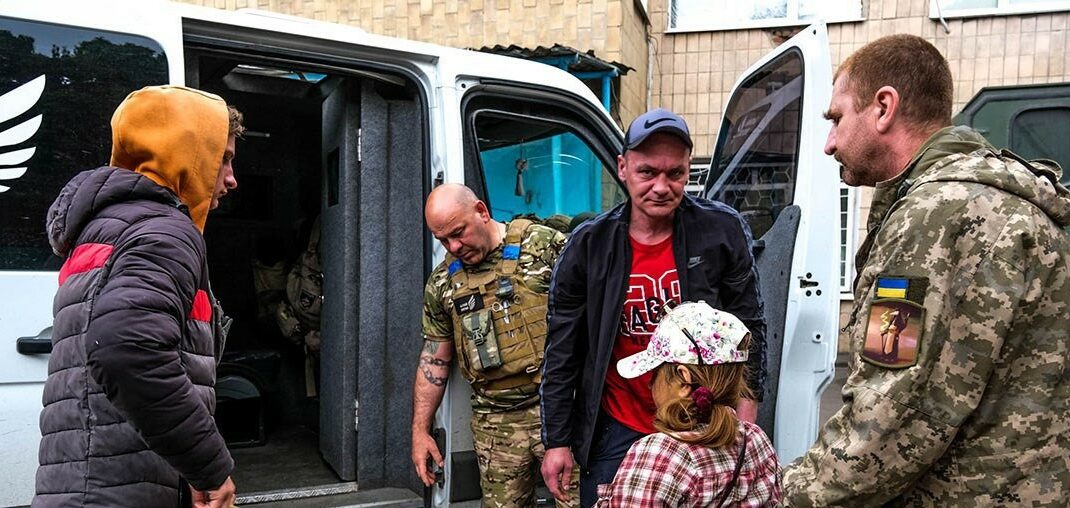 В Донецкой области полицейские эвакуировали 16-летнего парня с больной мамой (видео)