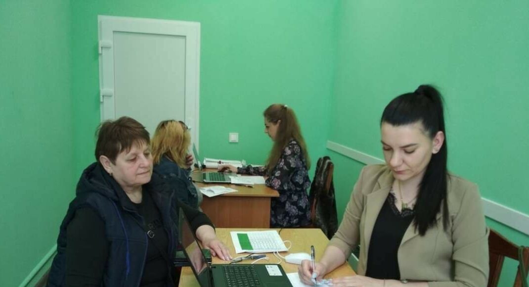 В хабах Попаснянской громады за неделю переселенцы из Луганщины получили более 6000 продуктовых наборов