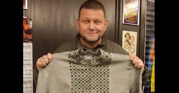 Українські майстрині подарували Залужному вишиванку, як у Степана Бандери