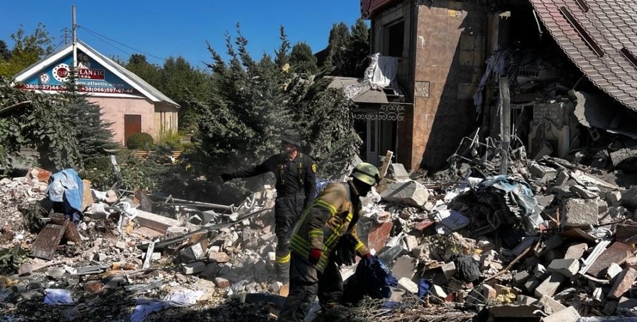 Російський сервіс бронювання готелів Check In рекламує себе на тлі зруйнованого рф готелю в Бахмуті, де загинули українці