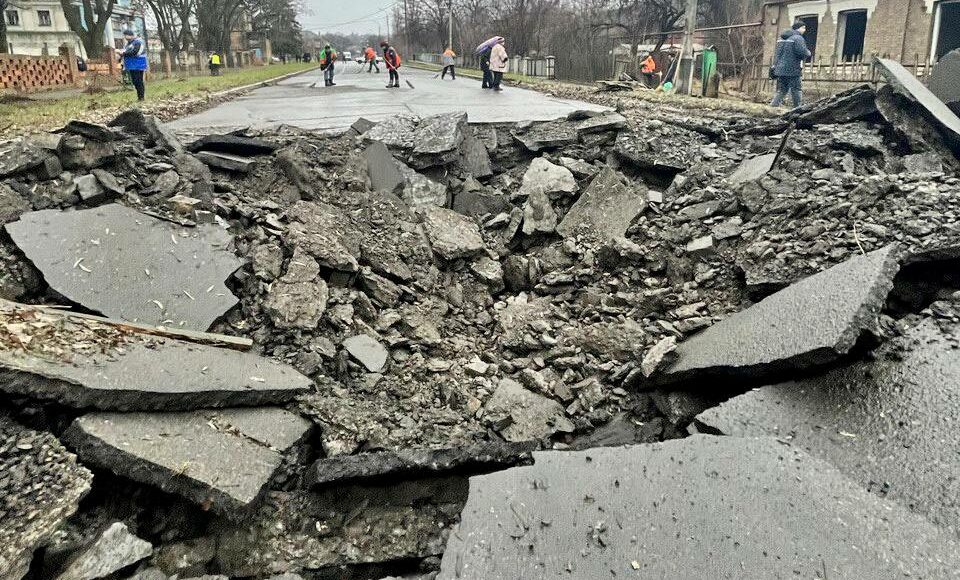 У Краматорську комунальники ремонтують дорогу на місці ракетного зимового удару