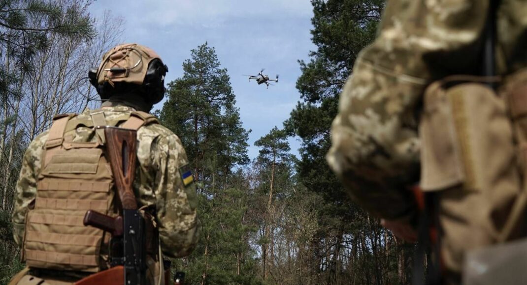 Поблизу Кремінної прикордонники відбивають атаки росіян під авіаударами: відео