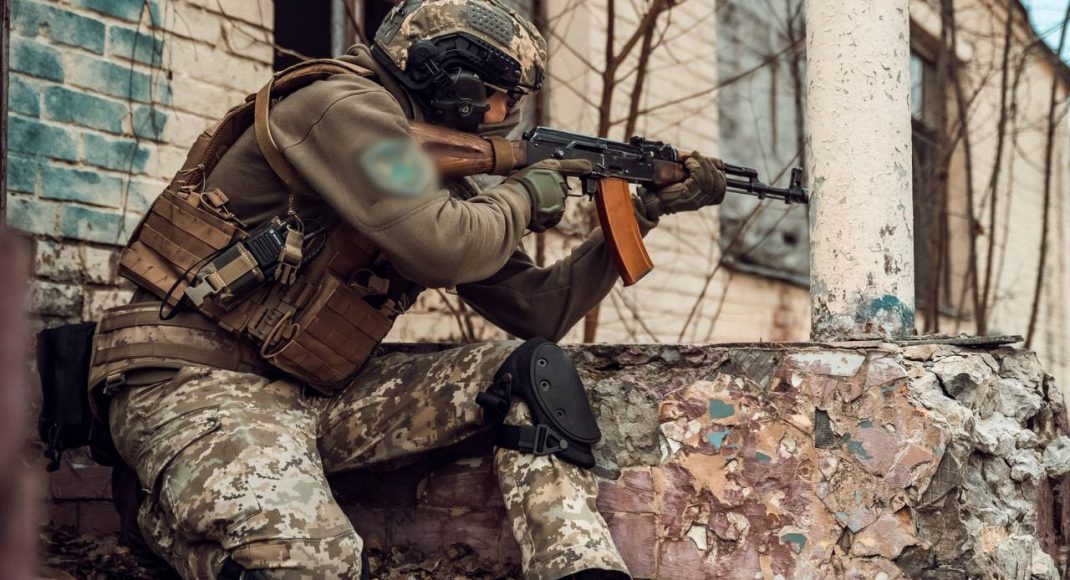 Украинские военные взяли Бахмут в полуокружение, что дает возможность уничтожать врага, — Минобороны