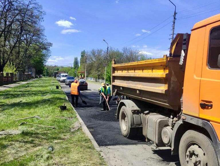 У Краматорську ремонтують дорогу, пошкоджену ракетним ударом у грудні минулого року