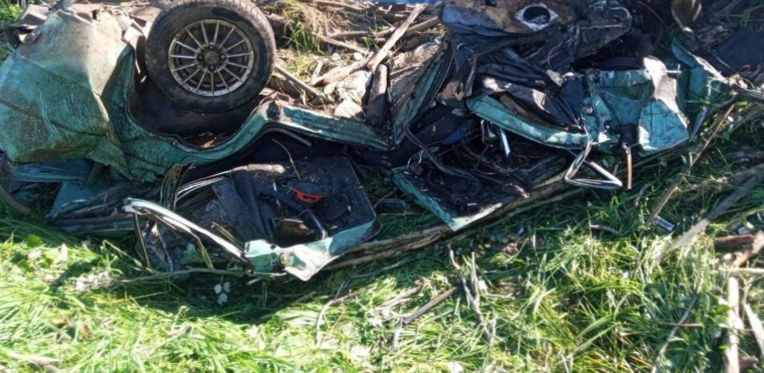 На оккупированной "днр" Донецкой области грузовик со снарядами раздавил легковую машину