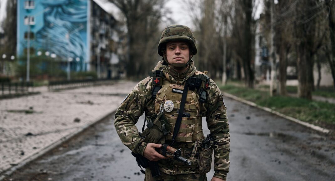 "Ежедневно мы видим, как россия разрушает наш город": 22-летний полицейский рассказал, как под обстрелами спасает людей из Авдеевки (видео)