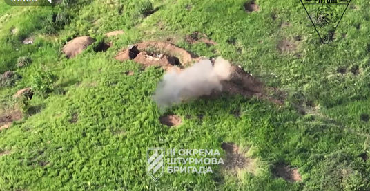 Украинские военные показали прямое попадание в окопы врага под Бахмутом: видео
