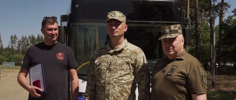 Волонтери передали прикордонникам Луганського загону рятівні автобуси "Неоплани"