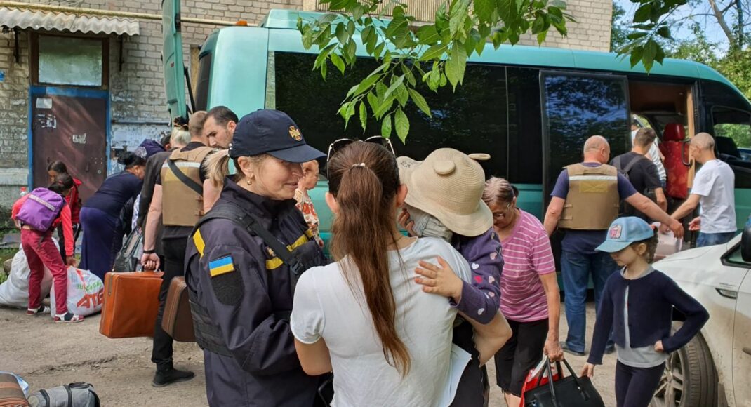 Спасатели рассказали об эвакуации детей и взрослых в Донецкой области