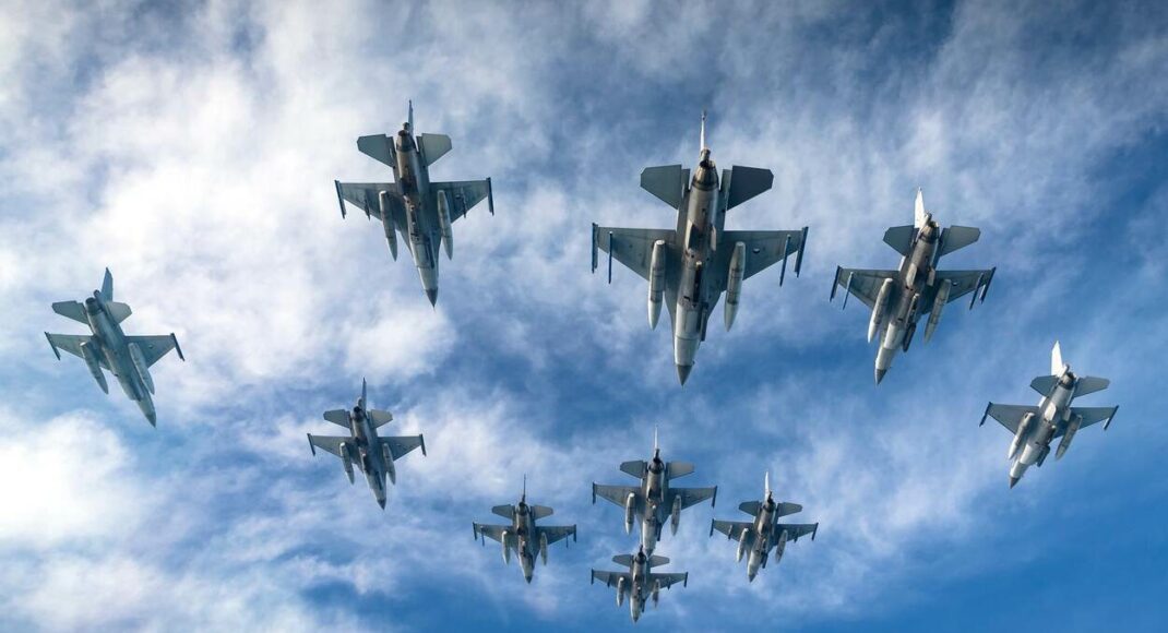 Перші українські пілоти завершать навчання на F-16 не раніше наступного літа, — ЗМІ