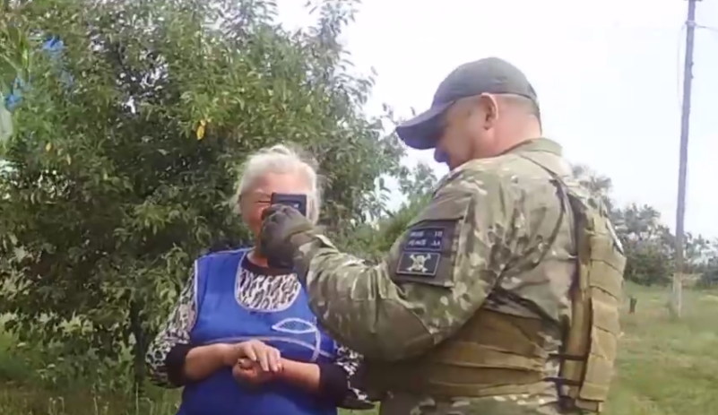 Поліцейські Луганщини показали, як жителі звільнених територій області спілкуються по відеозв'язку з рідними (відео)