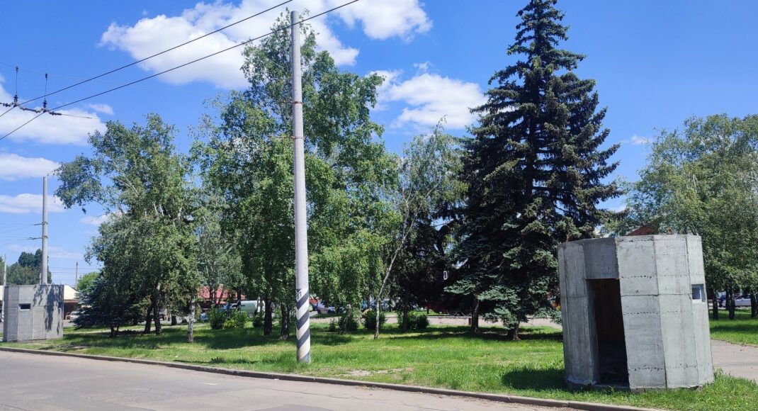 У Краматорську з'явилися перші мобільні укриття — на зупинці громадського транспорту