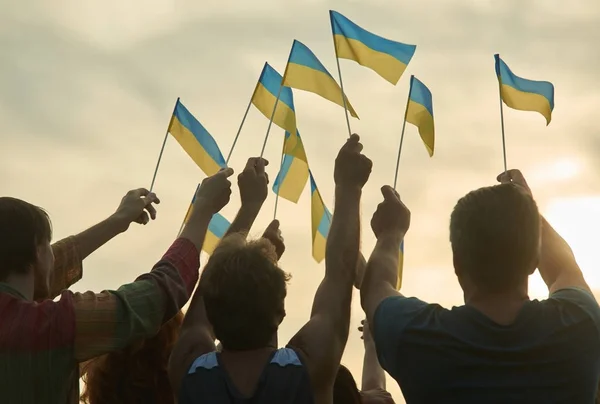 70% украинцев считают себя счастливыми, несмотря на войну, — опрос