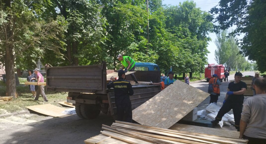 Обстріл Українська: рятувальники показали, як допомагали місцевим