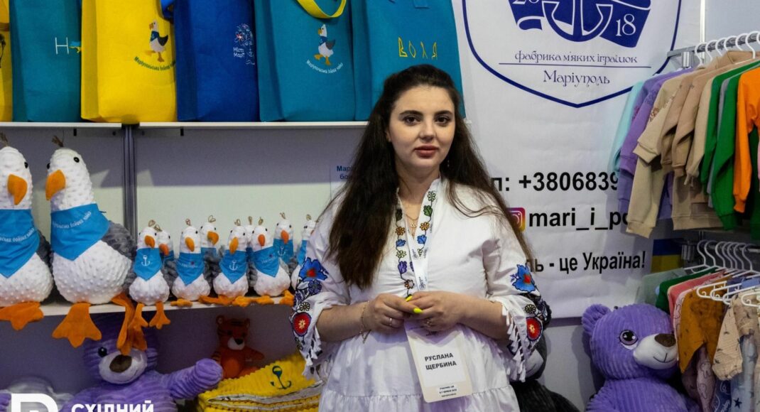 Фабрика мʼяких іграшок з Маріуполя відновила роботу у Дніпрі