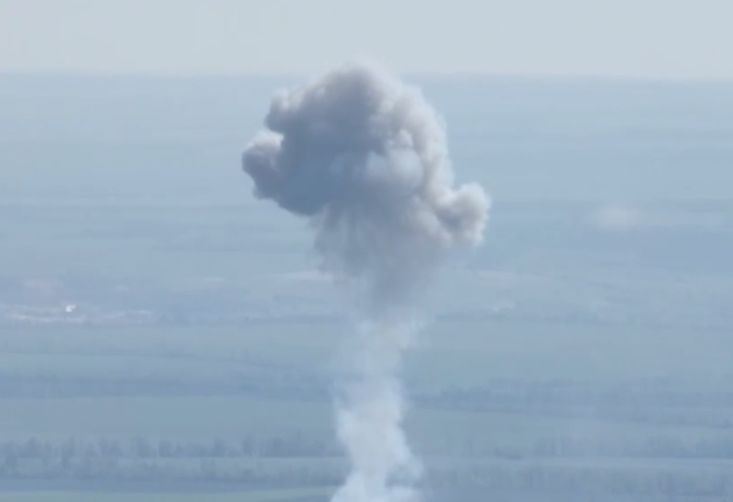 Біля Бахмута український дрон розбив російську "Гвоздику": відео