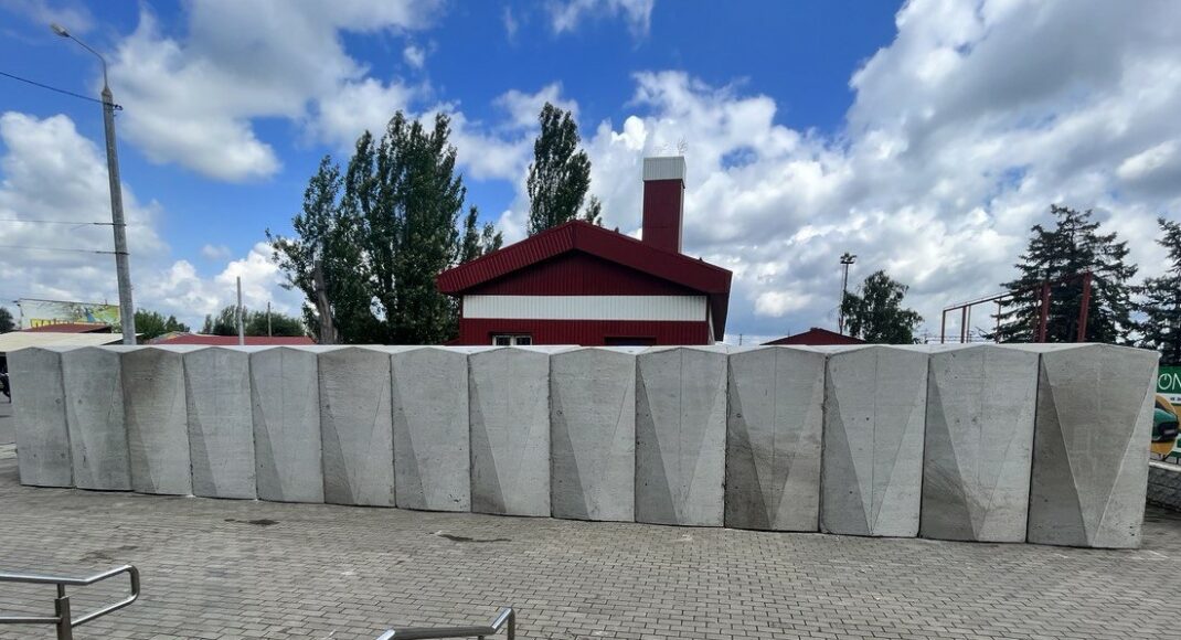 У Краматорську встановлюють мобільне захисне укриття поруч із залізничним вокзалом