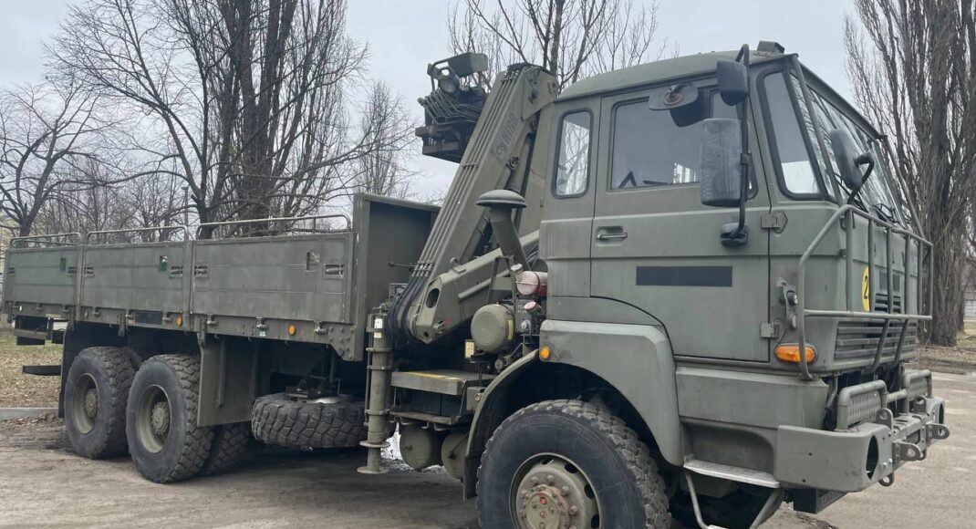 Центры Мариуполя с международными партнерами передают автомобили на передовую