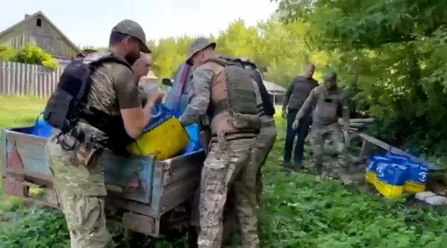 Поліцейські доставили ще один гуманітарний вантаж у деокуповані села Луганщини: відео