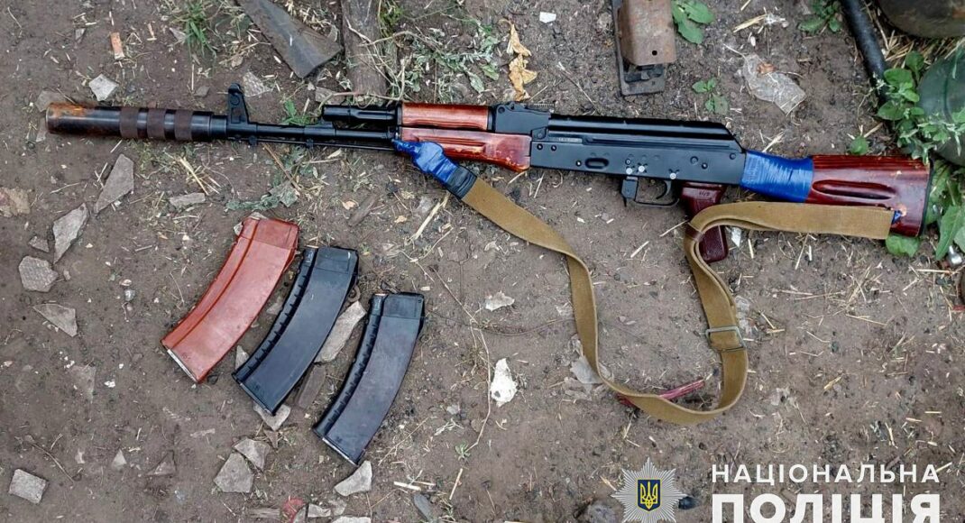 На Донеччині поліцейські вилучили у мешканця села Дмитрівка нелегальну зброю та боєприпаси: фото