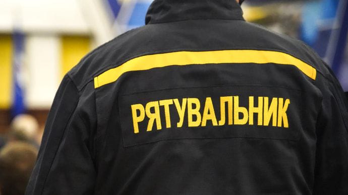 У Торецьку рятувальники надали допомогу жінці, яка постраждала через російський обстріл: відео