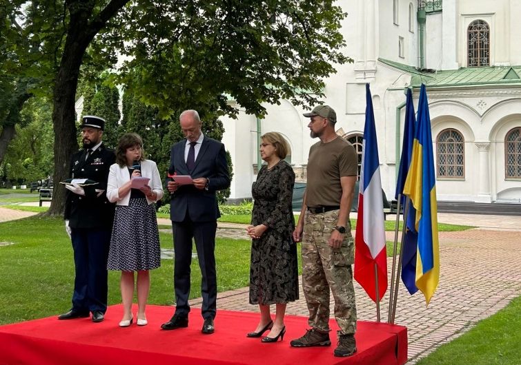 Режиссер, военный Олег Сенцов и писательница Оксана Забужко получили высшую награду Франции
