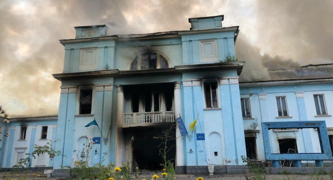 Россияне уничтожили Дворец культуры в городе Часов Яр Донецкой области: фото