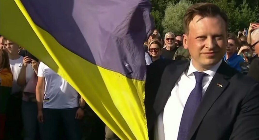 Прапор з Бахмута піднято на саміті НАТО у Вільнюсі (відео)