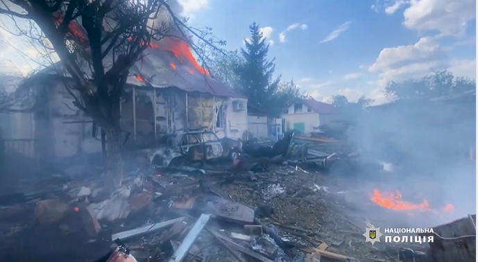 В Авдіївці після обстрілу загорівся будинок, де перебували господарі: відео