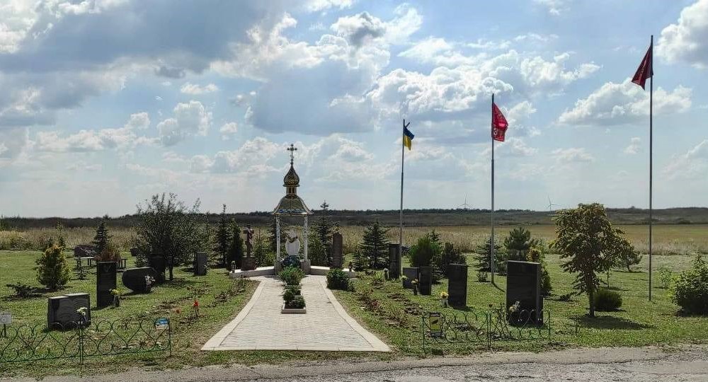 Краматорські комунальники напередодні Дня незалежності прибирають на горі Карачун: фото