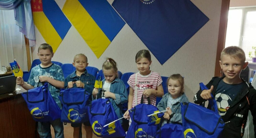 ЮНІСЕФ видав дітям з Луганщини рюкзаки з павербанками
