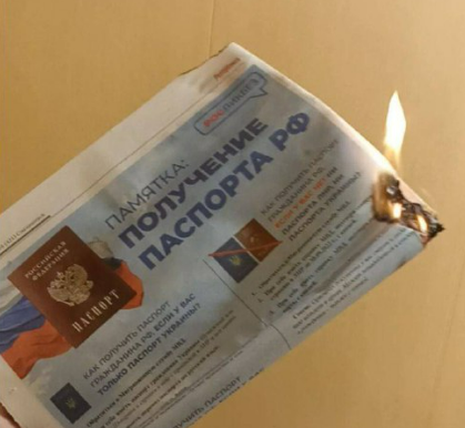 Активисты движения "Жовта стрічка" уничтожили более 350 экземпляров "газет" и "листовок" оккупантов в Луганске: фото