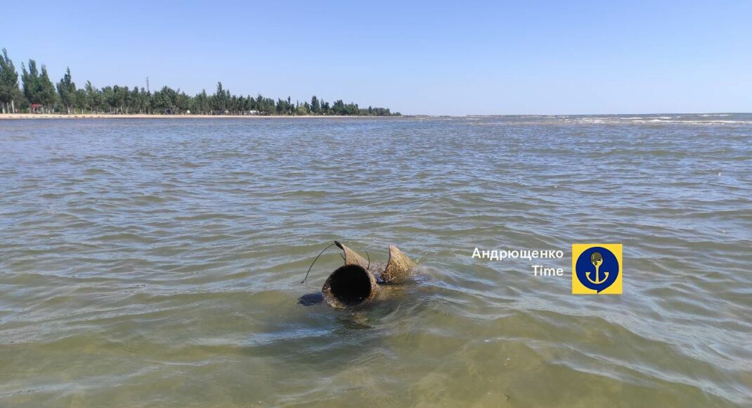 На Левобережье Мариуполя в море нашли снаряд: фото