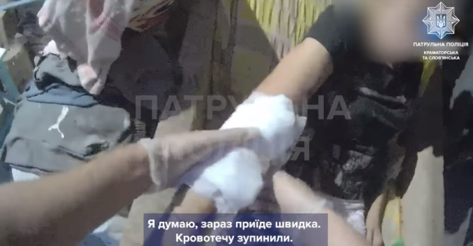 У Слов’янську поліцейські допомогли пораненій жінці, яка стікала кров'ю: відео