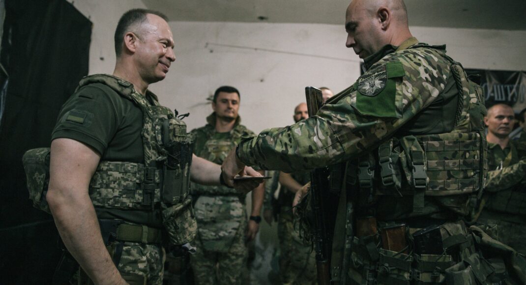 Сирський зустрівся з українськими воїнами на східному фронті та привітав з Днем Незалежності: відео