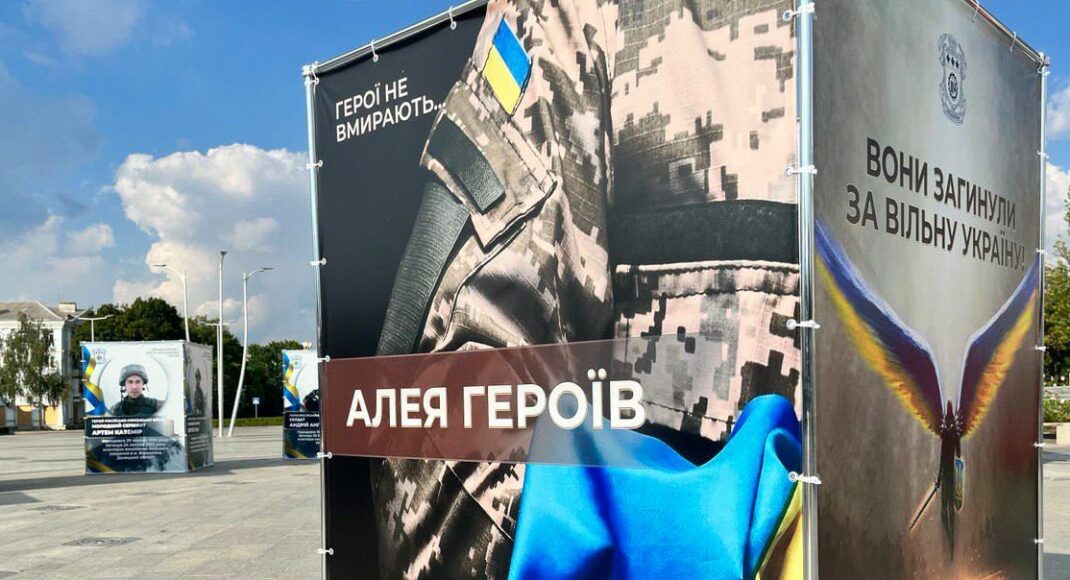 У Краматорську встановили конструкції, на яких зображені краматорці, що загинули на війні