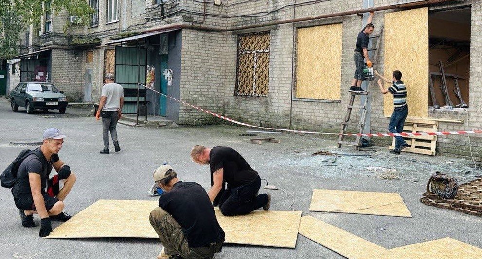 У Покровську продовжують усувати наслідки ворожого обстрілу по центру міста: фото