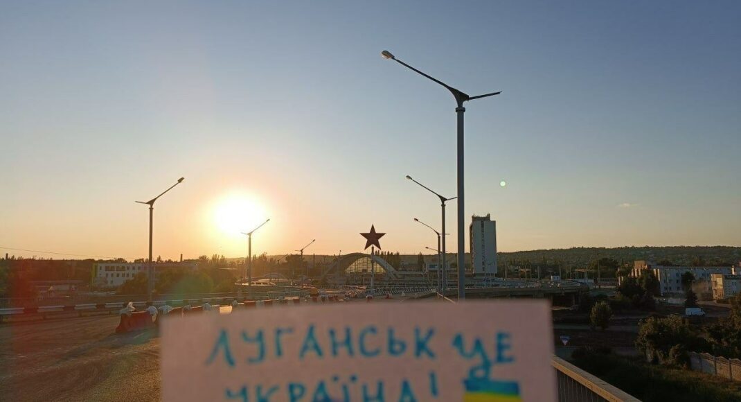 Украинские партизаны в Луганске уничтожают пропагандистскую литературу (видео)