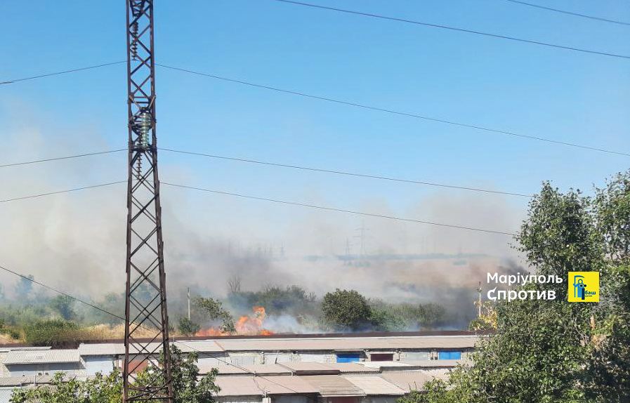 В окупованому Маріуполі партизани підпалили місце базування росіян: фото