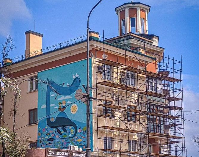 В оккупированном Мариуполе россияне уничтожили мурал со сказочным персонажем