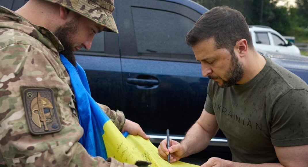 Зеленский встретился с бойцами теробороны, которые воевали возле Бахмута
