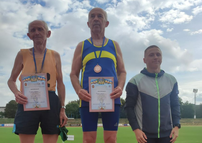 80-річний спортсмен Микола Фоменко з Рубіжного виборов перше місце у змаганнях з легкої атлетики