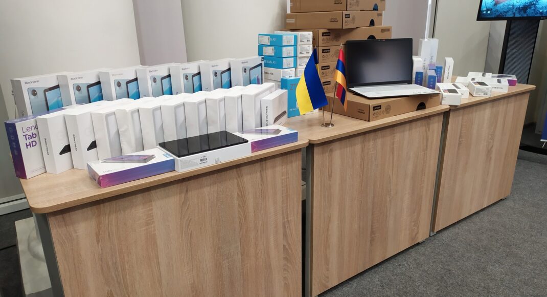 Навчальним закладам Луганщини та Донеччини передано гаджети від уряду Вірменії