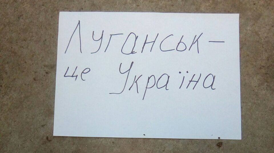 На оккупированных территориях Луганщины и Донетчины украинцы сопротивляются россиянам: фото