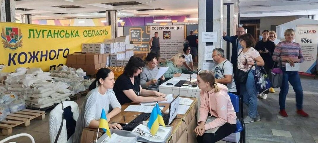 Более 2 тысяч бытовых наборов выдали луганским переселенцам в Тернополе и Днепре