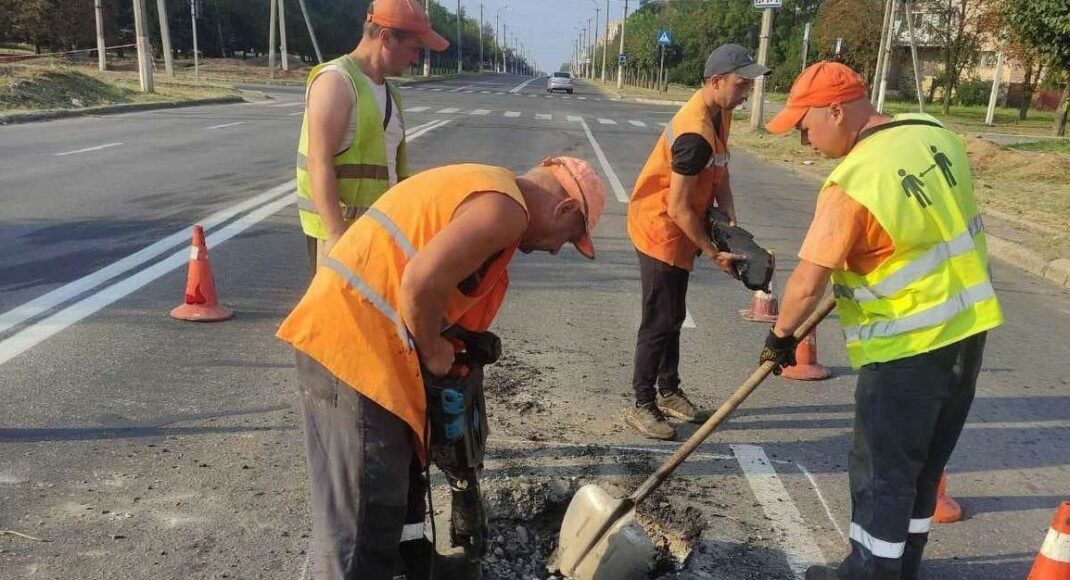 У Краматорську закінчили ремонт дороги, в яку вчора влучив російський снаряд